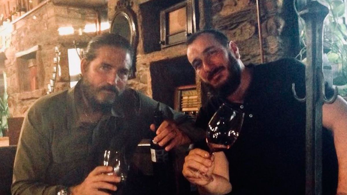 Jim Caviezel tomando un vino en La Moncloa. | LA MONCLOA
