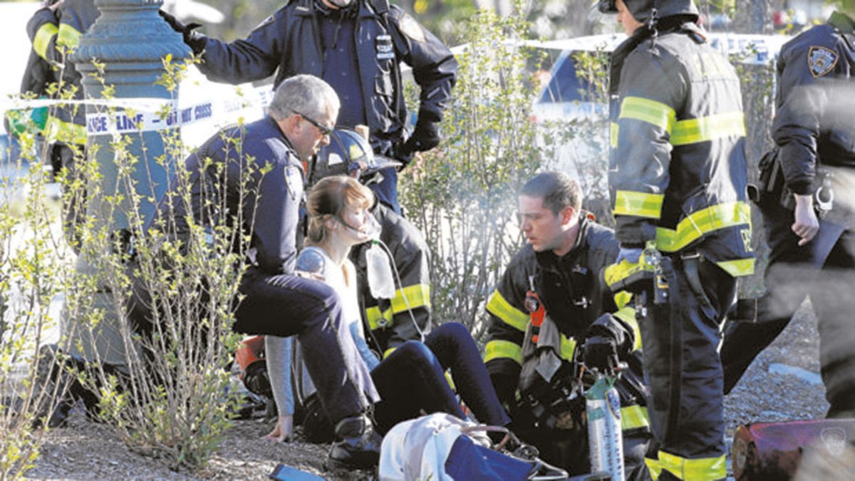 Sanitarios y cuerpos de seguridad atendiendo a las víctimas. | ABC