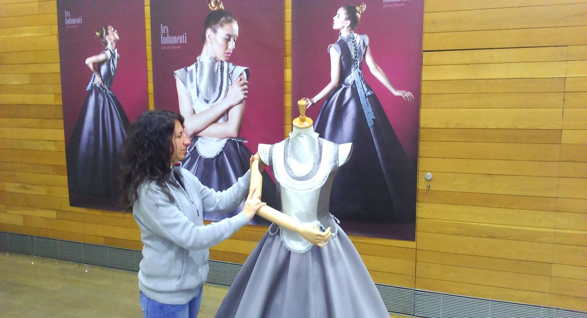 La diseñadora leonesa Gabriela González montando la exposición que este miércoles se inaugura en el Auditorio.