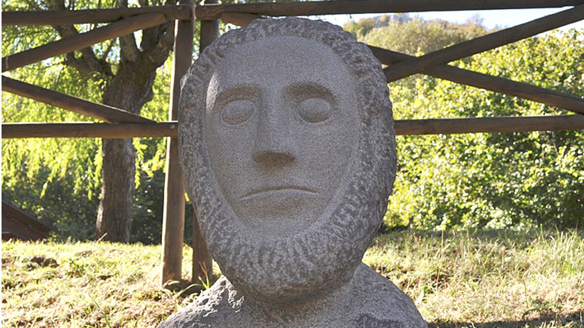 Busto esculpido por Jonás Pérez ubicado en el entorno de la Cueva de Valporquero.