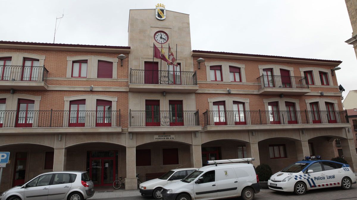 Fachada de la casa consistorial del Ayuntamiento de Valencia de Don Juan. | DANIEL MARTÍN