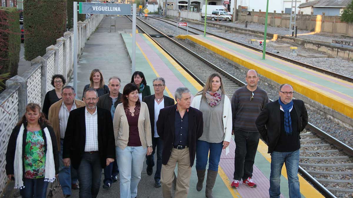 Los integrantes de la candidatura socialista del Ayuntamiento de Villarejo de Órbigo en la estación de Veguellina.