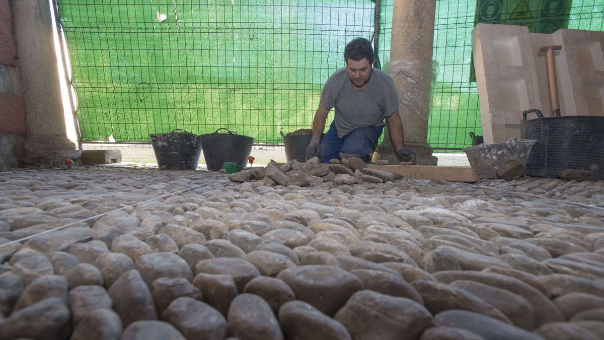 Muestra de colocación del empedrado de cantos rodados en los soportales de la Plaza del Grano en la segunda fase. | MAURICIO PEÑA