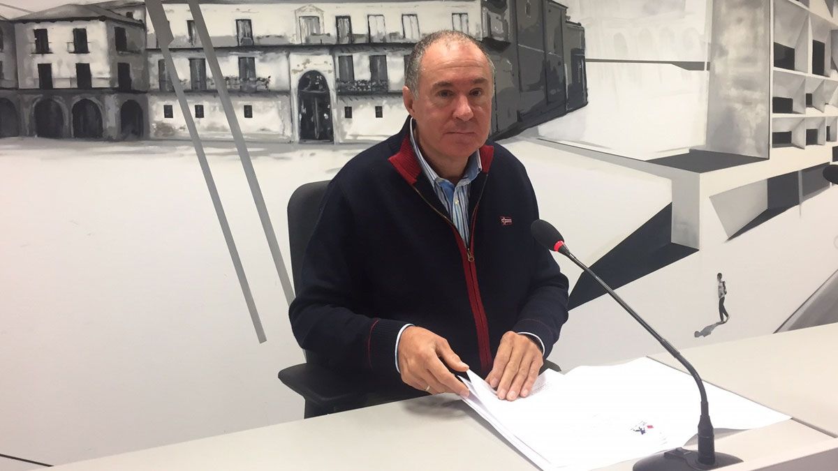 El concejal de UPL en el Ayuntamiento de León, Eduardo López Sendino, en la presentación de la moción. | L.N.C.