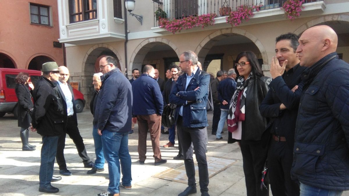 Trabajadores y representante políticos antes de la celebración de acto del patrón en Ponferrada. | D.M.