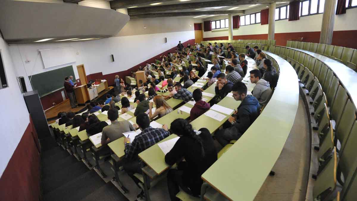 Dos de las becas están destinadas a estudiantes de la Universidad de León. | DANIEL MARTÍN