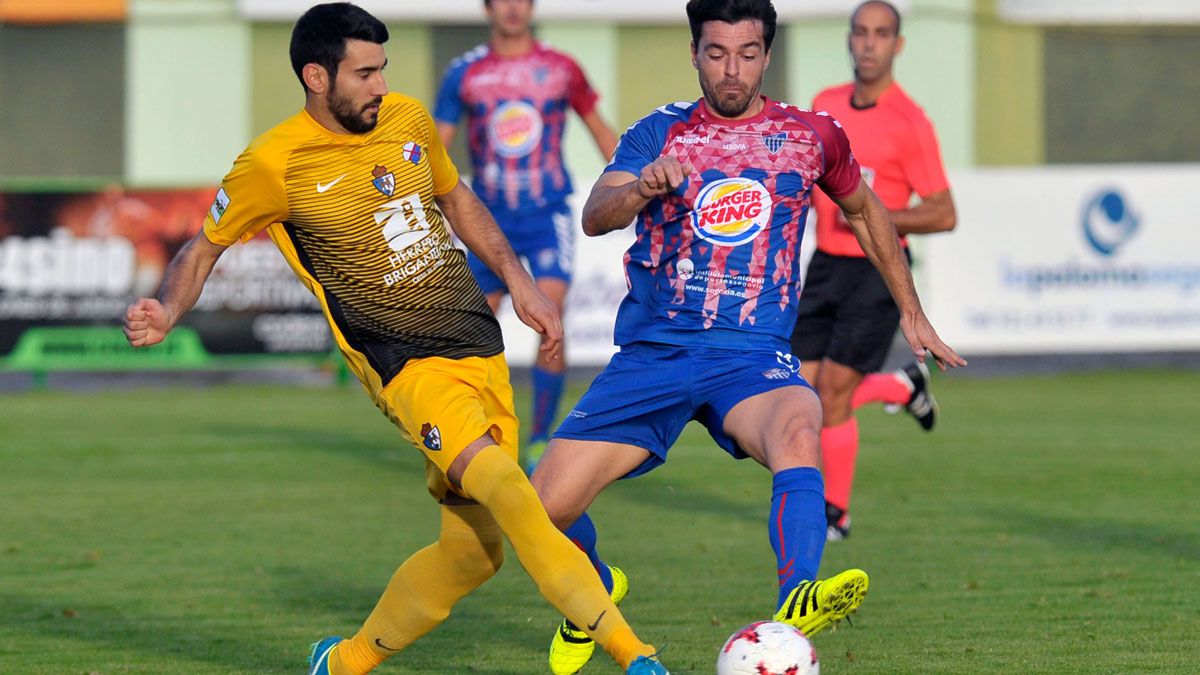 Álvaro Moreno, durante el partido ante la Segoviana . | KAMARERO (EL ADELANTADO DE SEGOVIA)