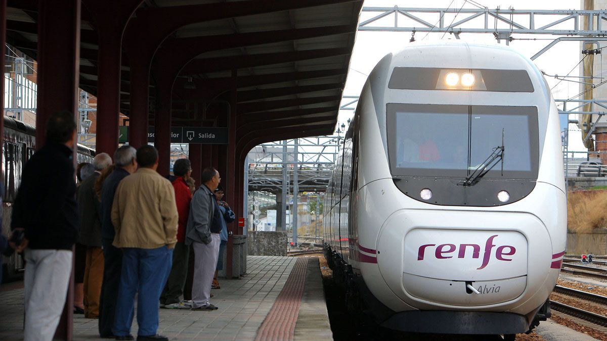 Un tren Alvia, con dirección a Barcelona, atropelló a una persona a la entrada de Sahagún. | ICAL