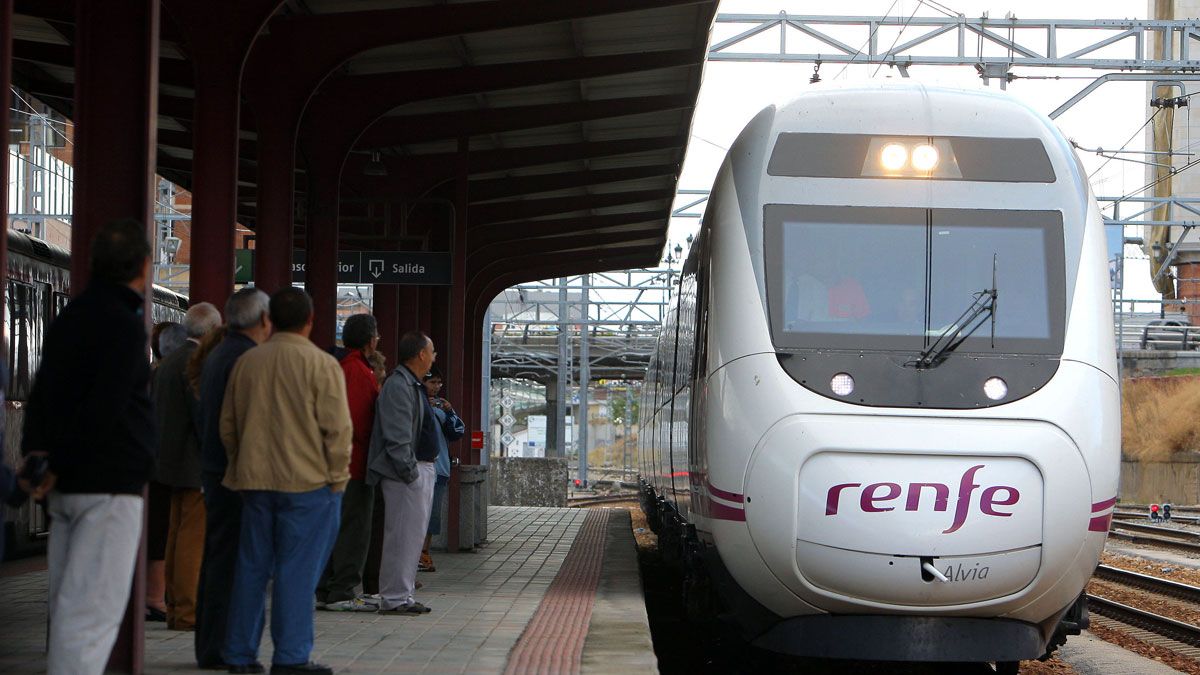 Un tren Alvia, con dirección a Barcelona, atropelló a una persona a la entrada de Sahagún. | ICAL Un tren Alvia, con dirección a Barcelona, atropelló a una persona a la entrada de Sahagún. | ICAL