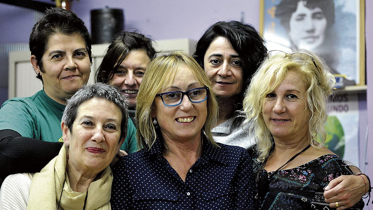 Conchi Unanue, Isabel Álvarez, Rosa San Martín (arriba), Encina Gutiérrez, Juana Llamazares y Susi Blanco (abajo), en el centro de día de la Asociación. | DANIEL MARTÍN