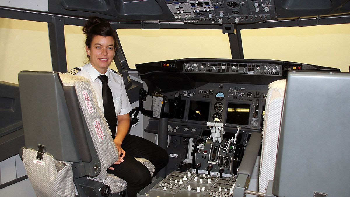 Alesandra López, formadora de Flybyschool, en uno de los simuladores de vuelo de la escuela. | ICAL