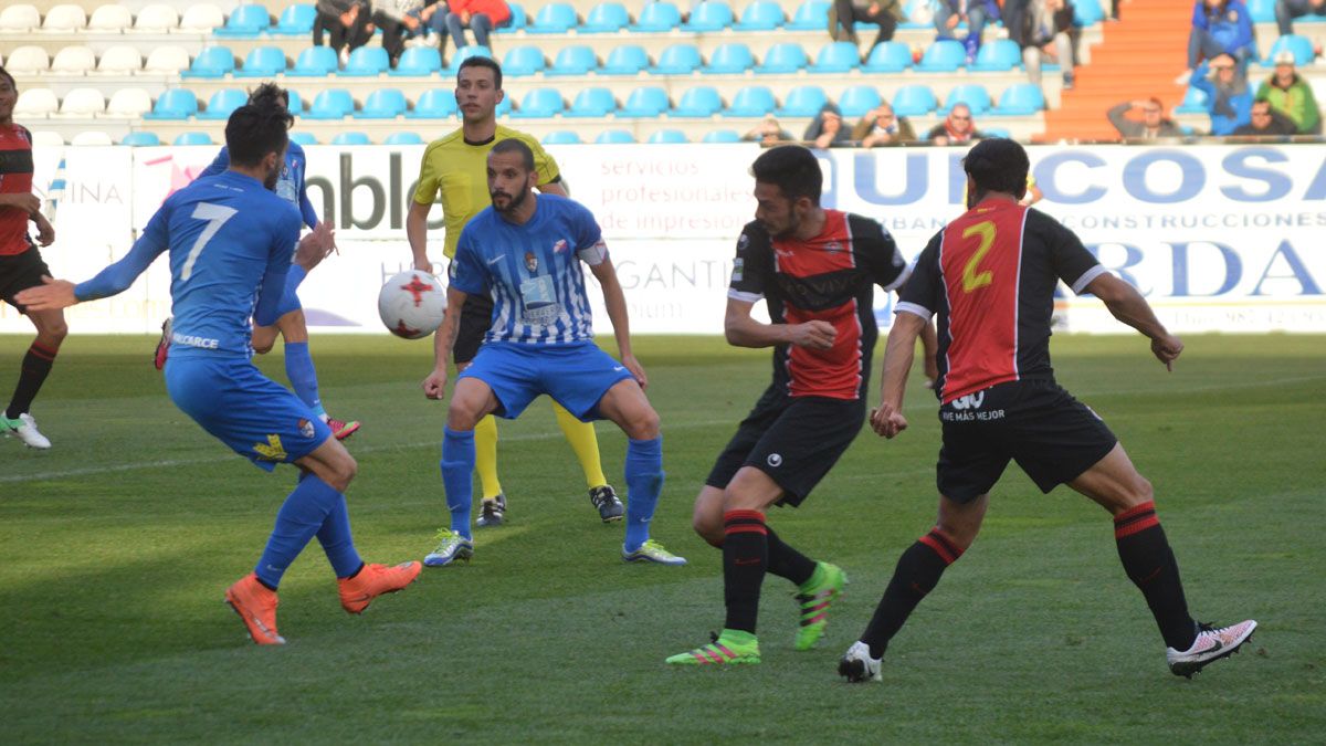 Imagen del partido entre la Deportiva y el Adarve. | A. CARDENAL