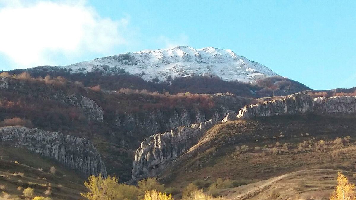 Vista de las cumbres nevadas desde la localidad de Geras de Gordón. | E.NIÑO