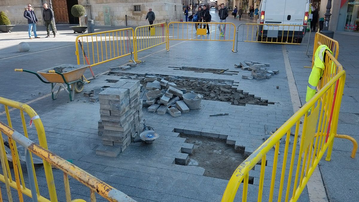 Imagen de archivo de anteriores obras en la calle Ancha de León. | DANIEL MARTÍN