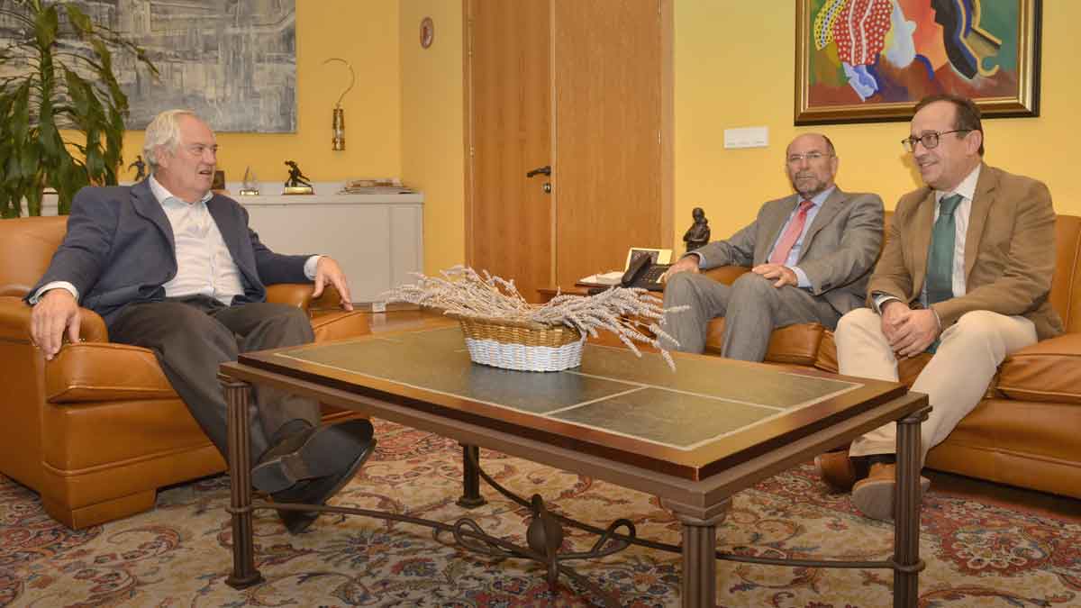 Guillermo García, con Fernando Rodríguez Santocildes y José Luis Gorgojo. | L.N.C.