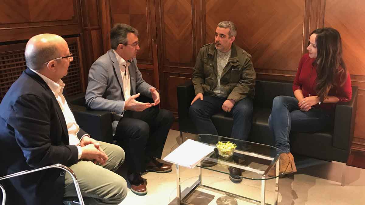 Un momento del encuentro entre Diputación y Comisiones. | L.N.C.