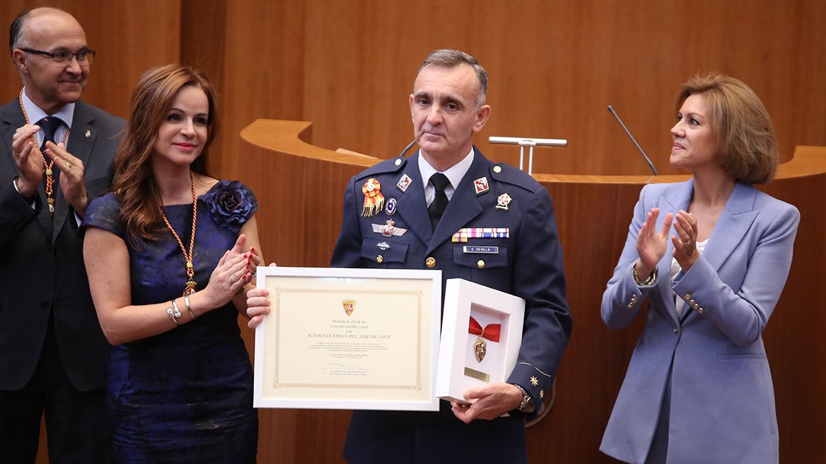 Las Cortes de Castilla y León entregan su Medalla de Oro a la Academia Básica del Aire. | ICAL
