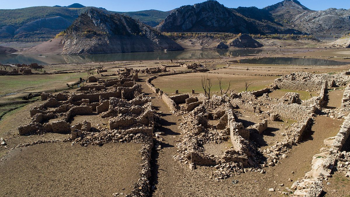 Barrios de Luna deja ver con la sequía el pasado de sus pueblos. | ICAL