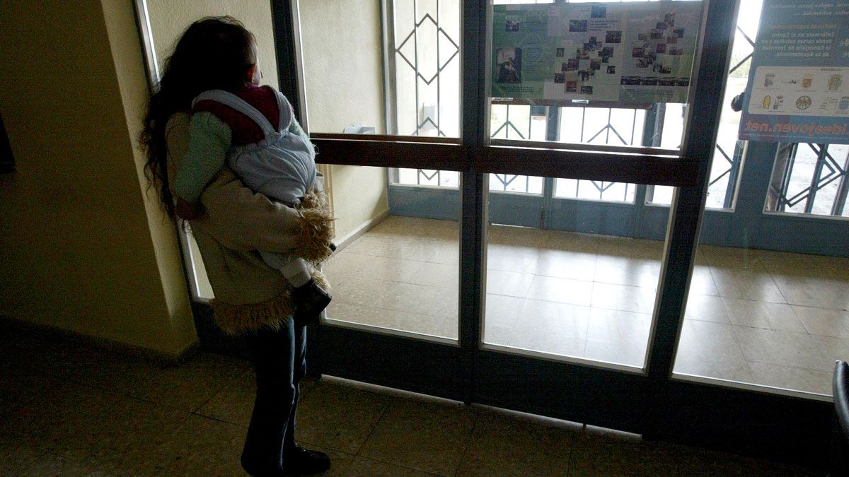 Una mujer inmigrante con un niño en brazos en una imagen de archivo. | L.N.C.