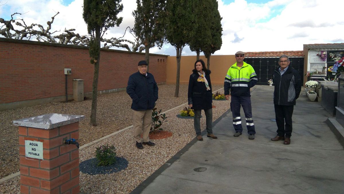 Representantes municipales visitando las obras del cementerio.