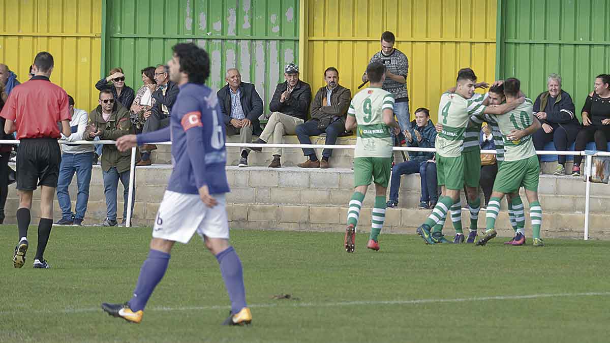 La Virgen celebra uno de sus goles frente a La Bañeza. | MAURICIO PEÑA La Virgen celebra uno de sus goles frente a La Bañeza. | MAURICIO PEÑA
