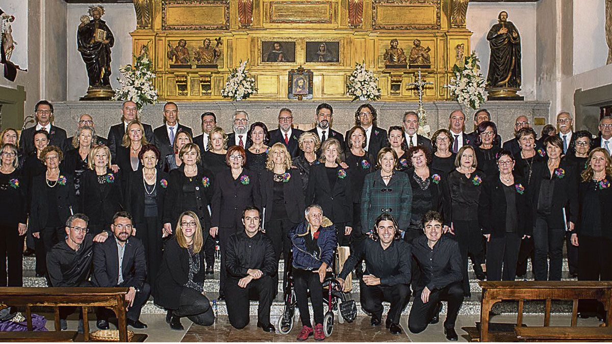 El Coro Vegazana, fundado hace veinte años, cuenta en la actualidad con 46 integrantes, entre voces masculinas y femeninas.