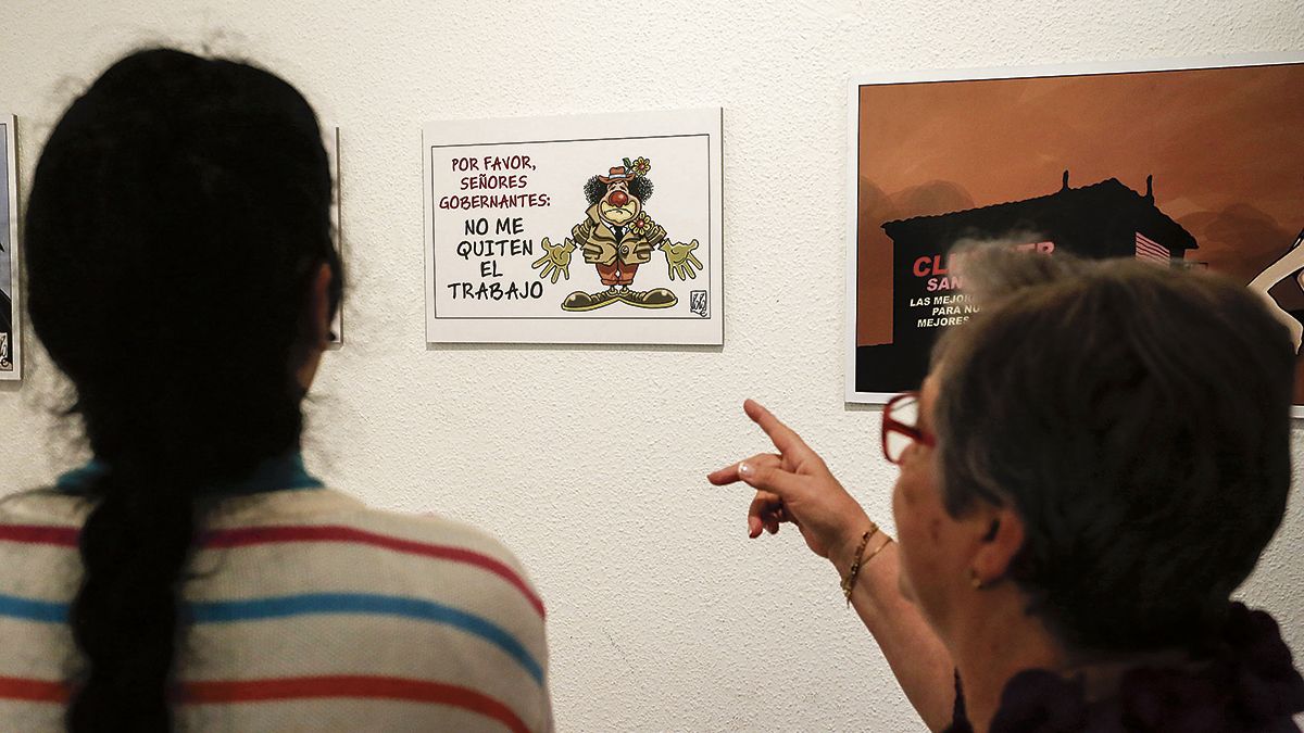 Dos visitantes de la exposición del dibujante Lolo. | ICAL