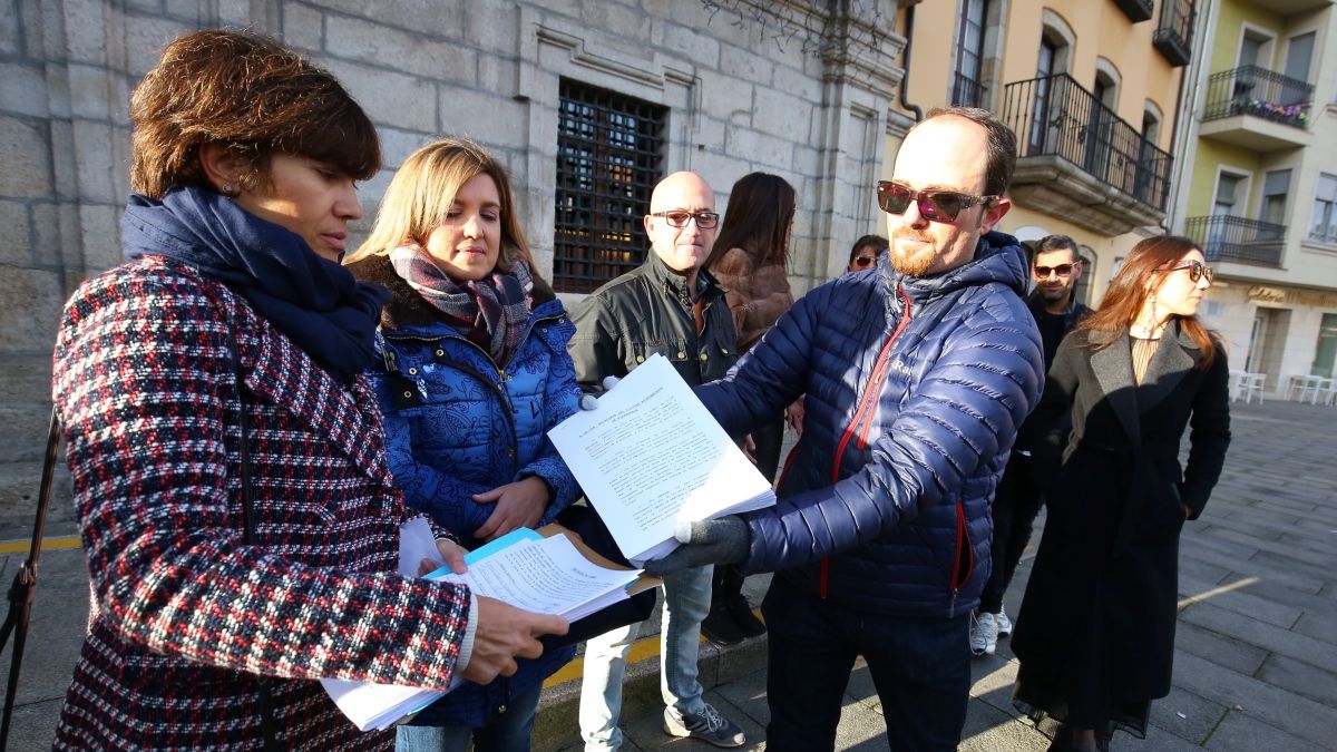 Comerciantes de Ponferrada, este miércoles ante el Ayuntamiento. | César Sánchez (Ical)