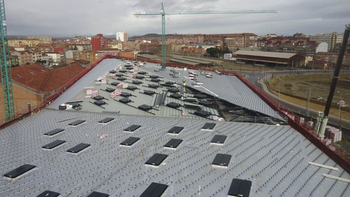 Cubierta fotovoltaica que se está ejecutando en el recinto de nueva planta del Palacio de Congresos y Exposiciones. | L.N.C.