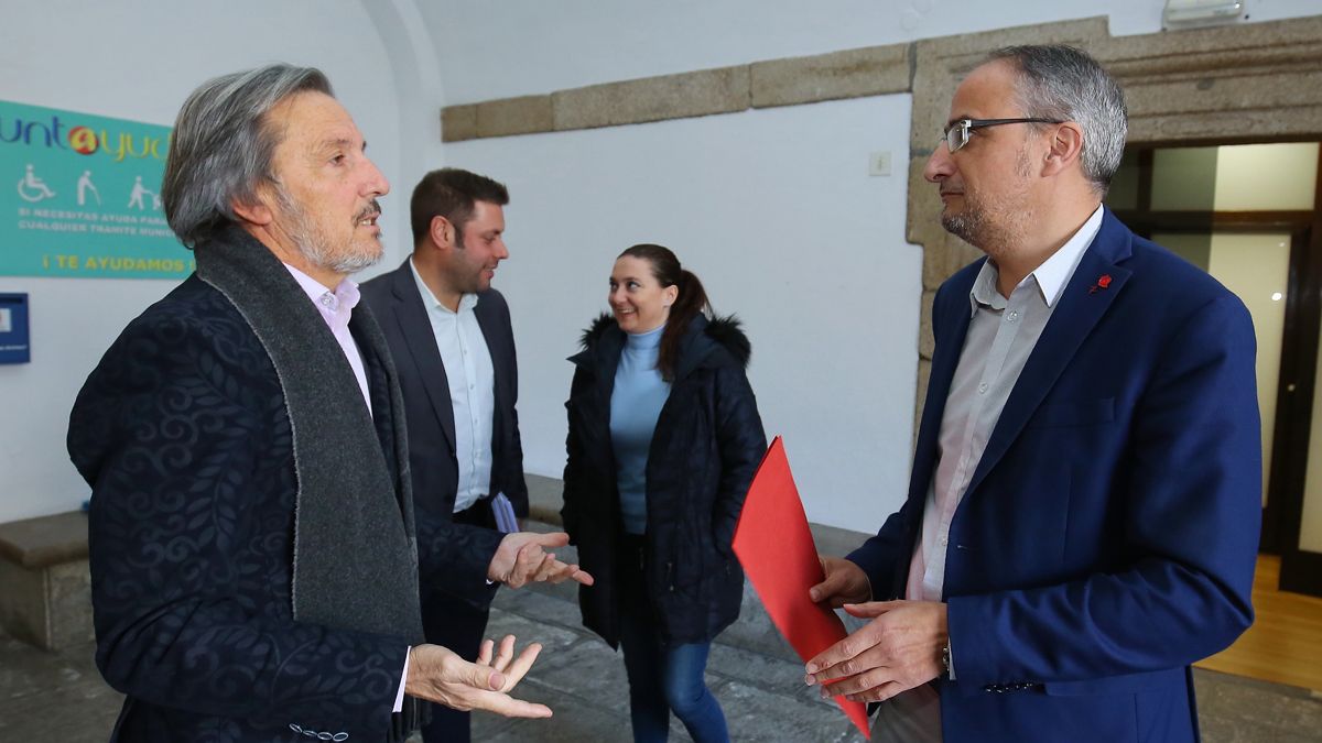 Concejales de Coalición por el Bierzo y PSOE, antes de presentar la solicitud de Pleno. | César Sánchez (Ical)