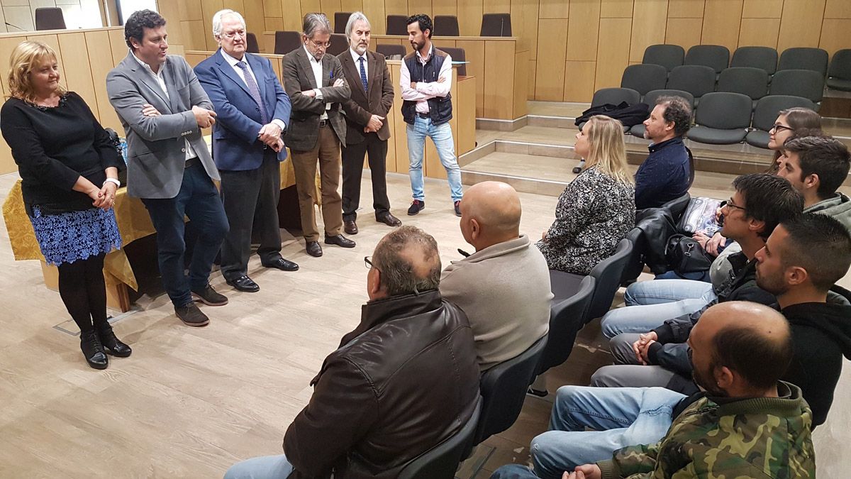 Manuel García y Guillermo García, durante la entrega de los diplomas a los alumnos. | L.N.C.