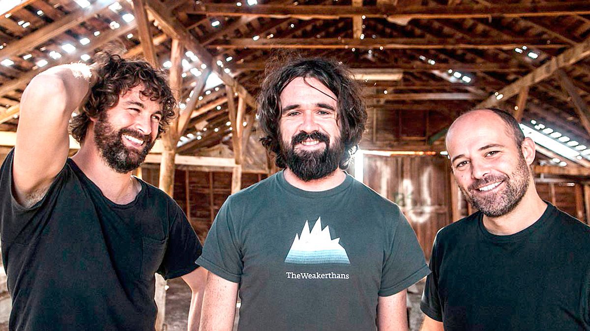 Gorka Urbizu, en el centro, flanqueado por sus compañeros. Ellos son Berri Txarrak. | L.N.C.