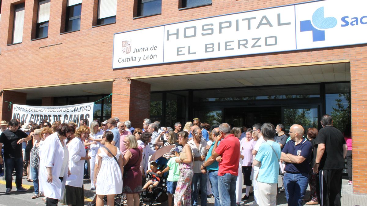 Imagen de archivo de una protesta en defensa de la sanidad pública en el Hospital del Bierzo. | Ical