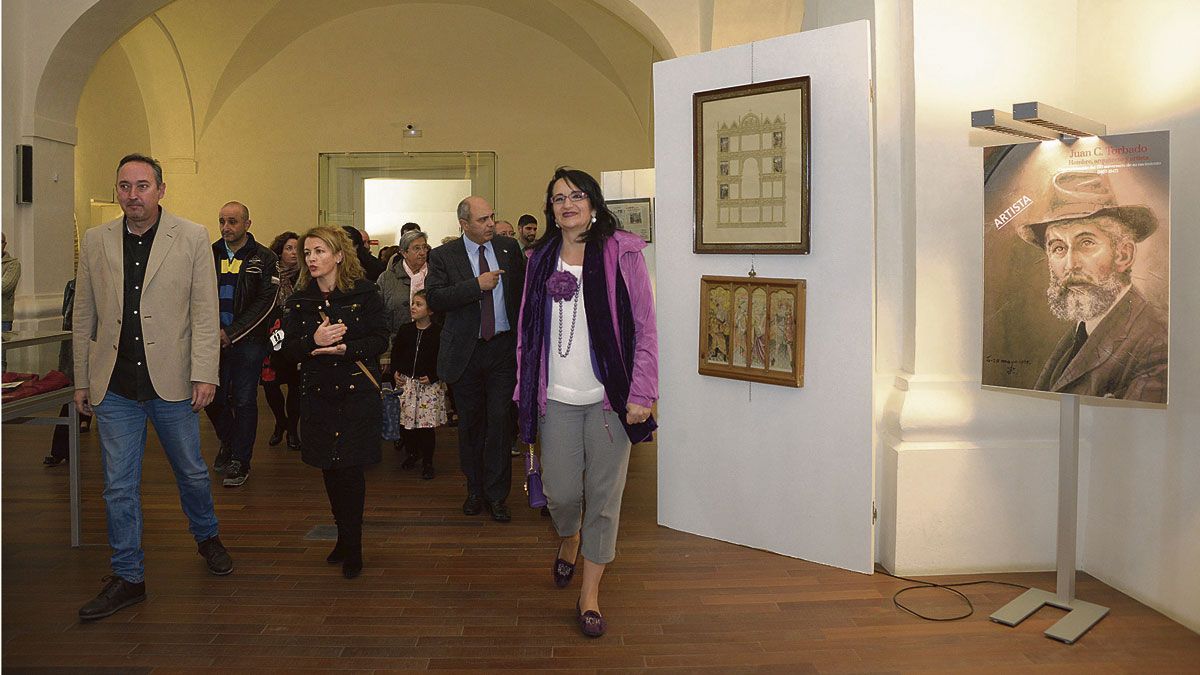 La concejala Rosa Quintanilla y la subdelegada Teresa Mata presidieron la inauguración de la exposición en La Peregrina de Sahagún. | MAURICIO PEÑA