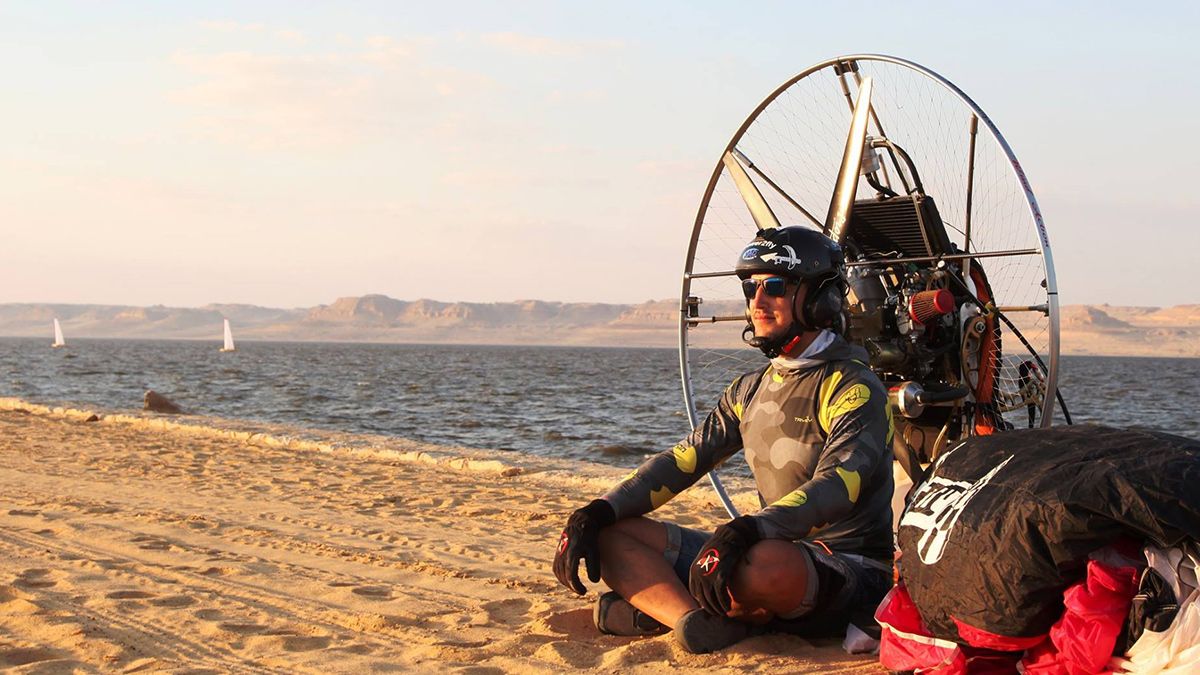 El leonés Víctor Rodríguez en Egipto, de donde ha vuelto esta semana tras participar en el campeonato del mundo de slalom de paramotor. | SEBAS FJ