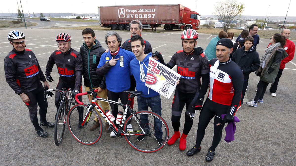 Javier Robles inició a primera hora de la mañana de este jueves su particular camino arropado por compañeros y amigos. | CARLOS S. CAMPILLO (ICAL)