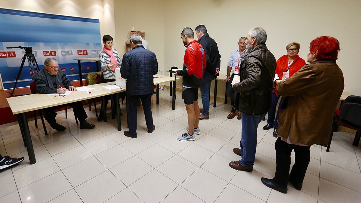 Imagen de la votación en la sede del PSOE de León. | ICAL