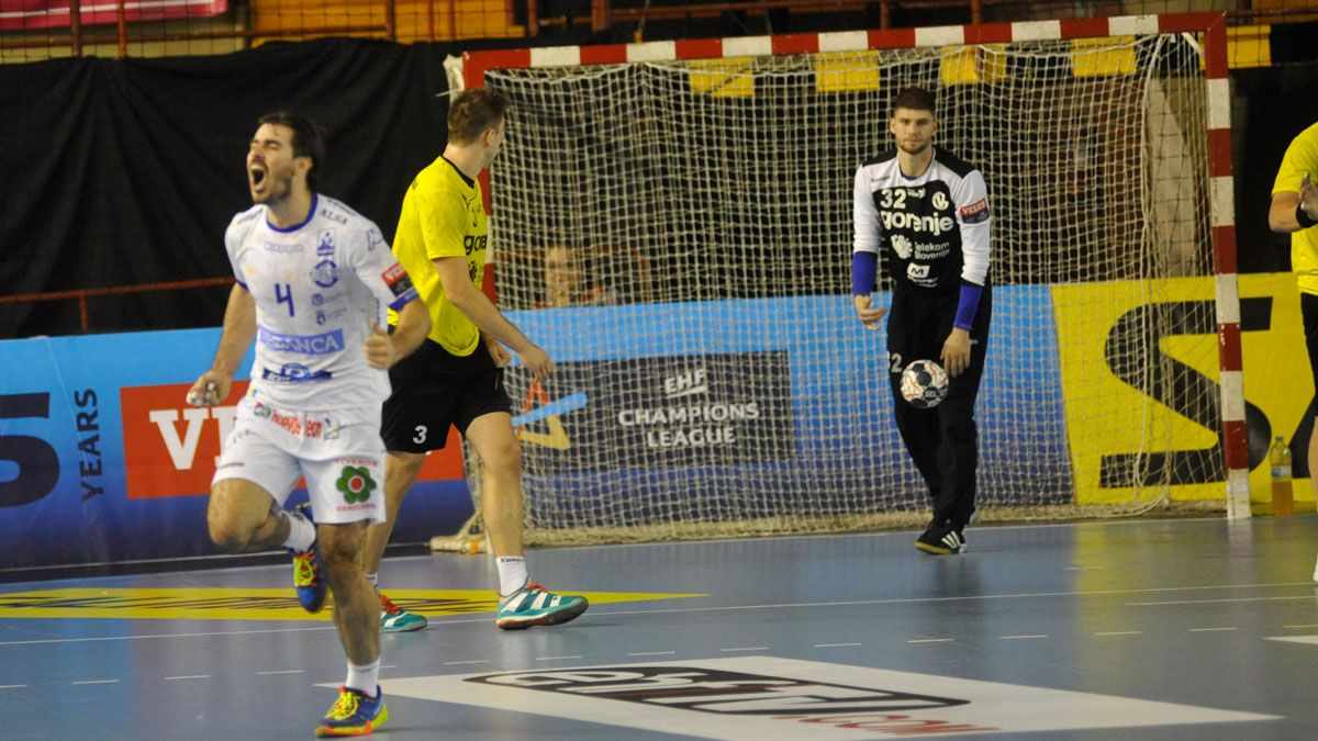 Simonet celebra un gol frente al Gorenje. | DANIEL MARTIN