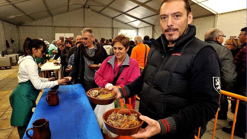 La cecina de chivo fue la protagonista de la feria y de las degustaciones. | DANIEL MARTÍN