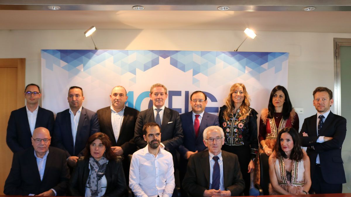 Foto de familia de los empresarios y emprendedores reconocidos por la Fele. | L.N.C.