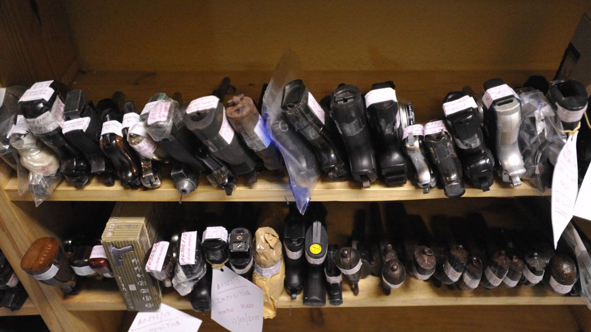La mayoría son escopetas y también hay carabinas, pistolas de aire comprimido, revólveres y rifles de caza mayor. | DANIEL MARTÍN