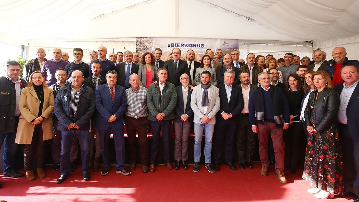 Foto de familia de los firmantes del programa de impulso agroalimentario integral 'Bierzo HUB', que se celebra en el Palacio de Canedo en Canedo (León). | ICAL