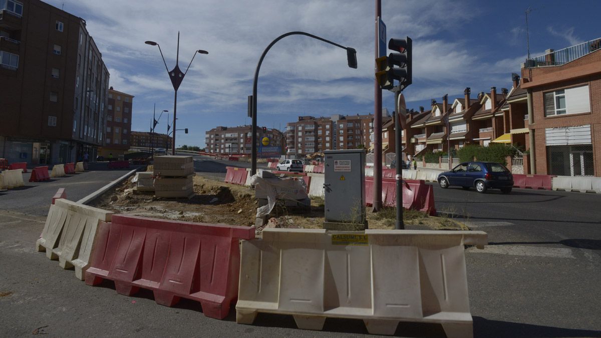 Las obras de la rotonda del Lidl. | MAURICIO PEÑA