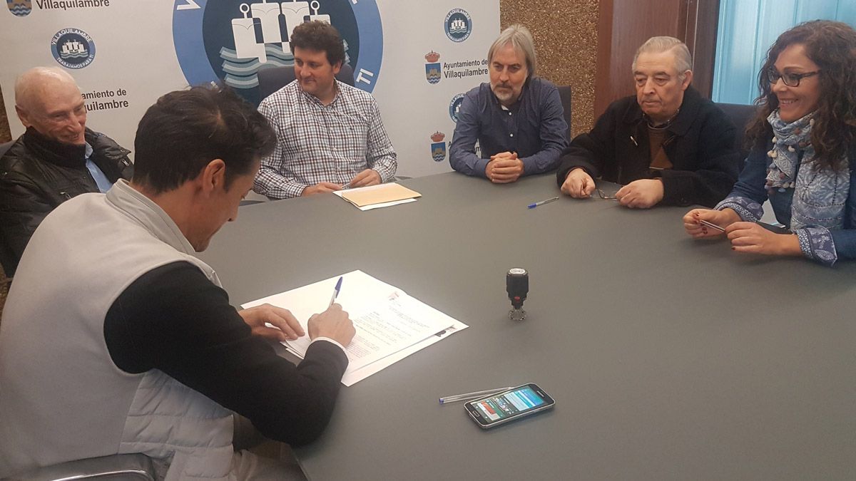 Un momento de la firma del convenio de colaboración entre Alcazaba y el Ayuntamiento. | L.N.C.