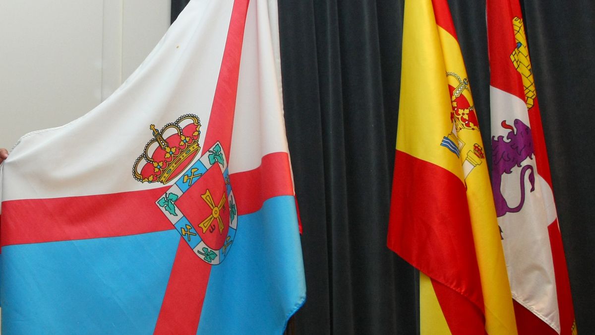 Imagen de la bandera del Bierzo, junto a la España y Castilla y León. Ical