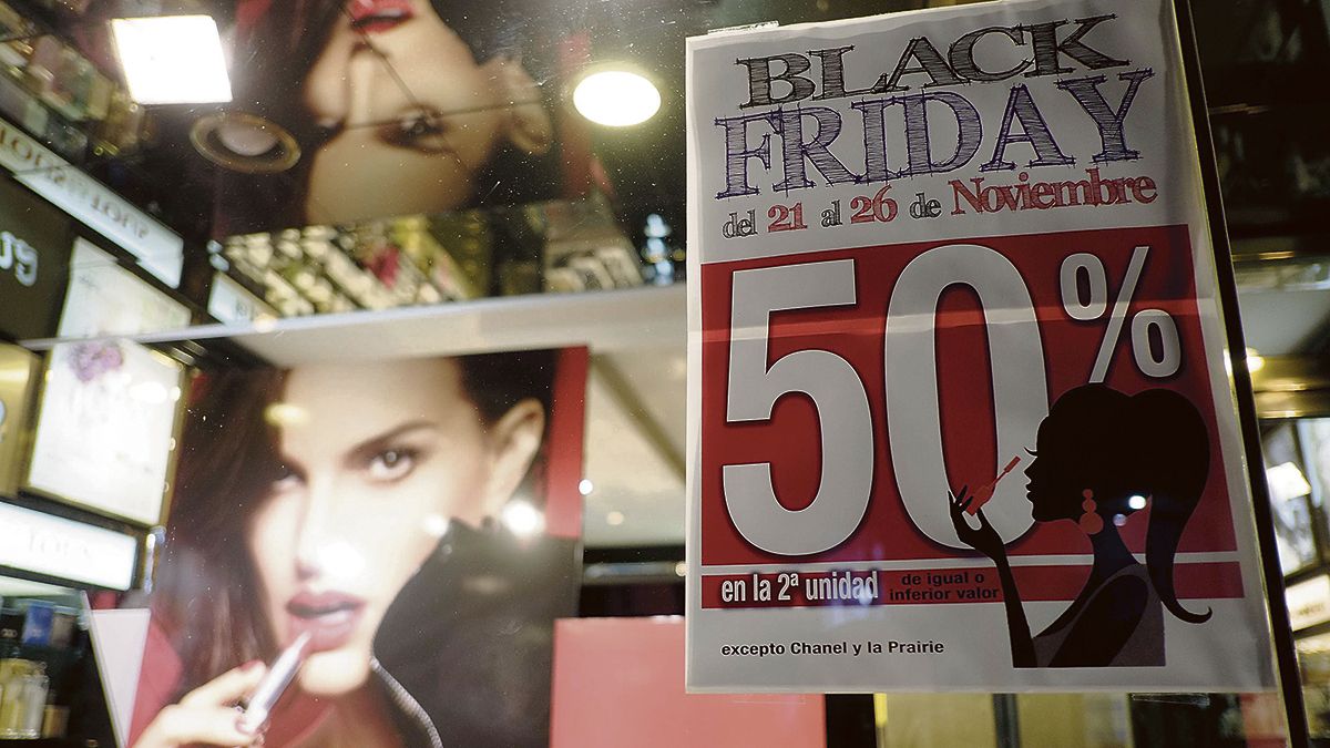 Cada año son más los comercios leoneses que se apuntan a la moda de los descuentos del Black Friday. | DANIEL MARTÍN