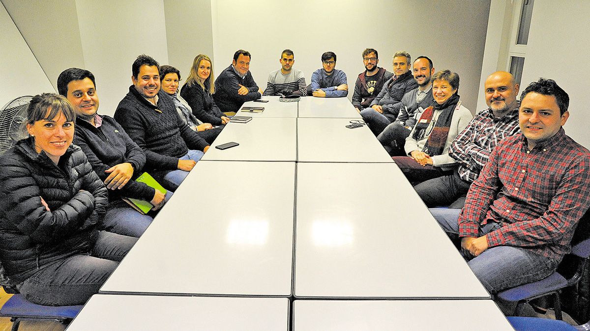 Algunos de los miembros de la Asociación Leonesa de Comercio Electrónico (Alece), en su sede. | DANIEL MARTÍN