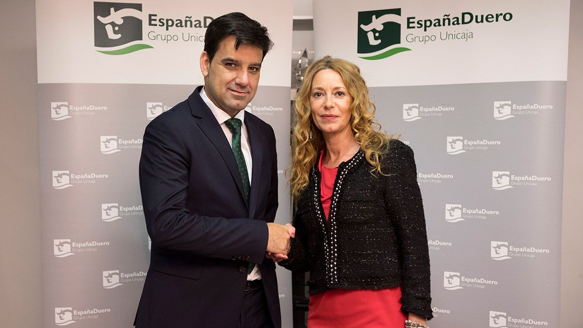 Manuel Rubio, director territorial de EspañaDuero, y Nieves García Blanco, presidenta de CECAP Castilla y León.
