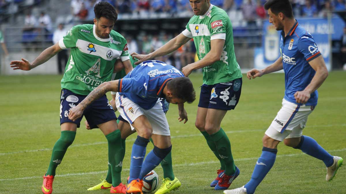 Borjas y Omgba luchan por un balón en el partido de ida ante el Oviedo en La Eragudina.| DANIEL MARTÍN
