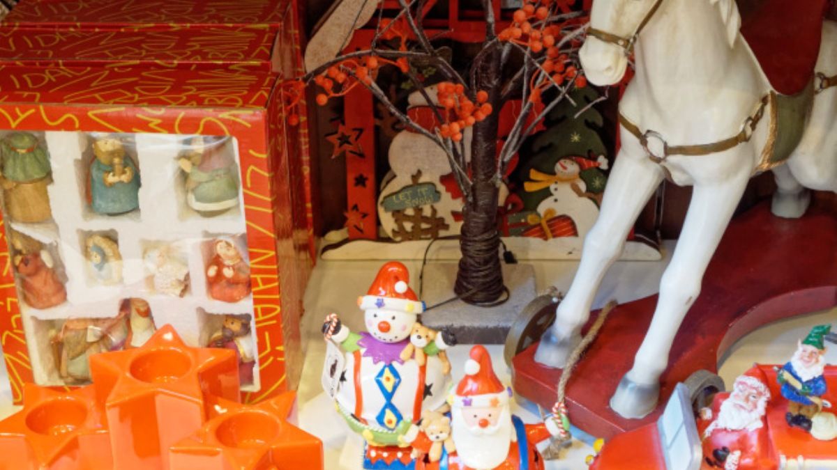 Los comercios de Bembibre se preparan para la Navidad.